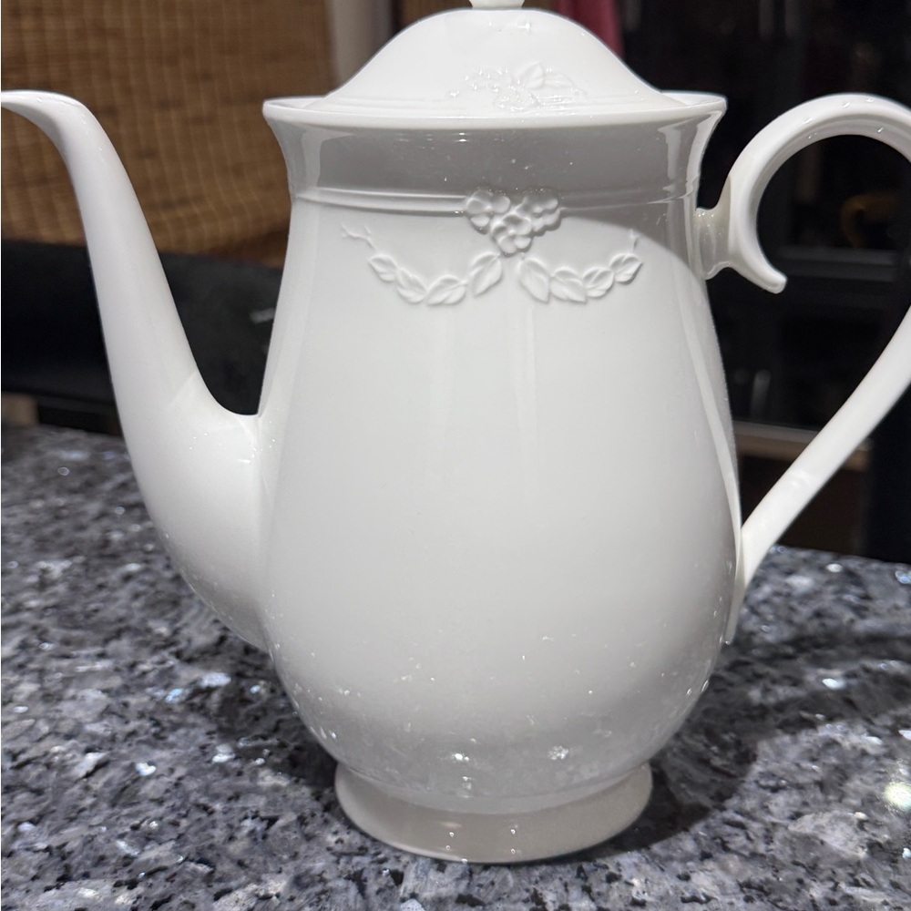🍃✨ Vintage Villeroy & Boch “Fiori Weiss” White Porcelain Coffee Pot / Teapot ✨